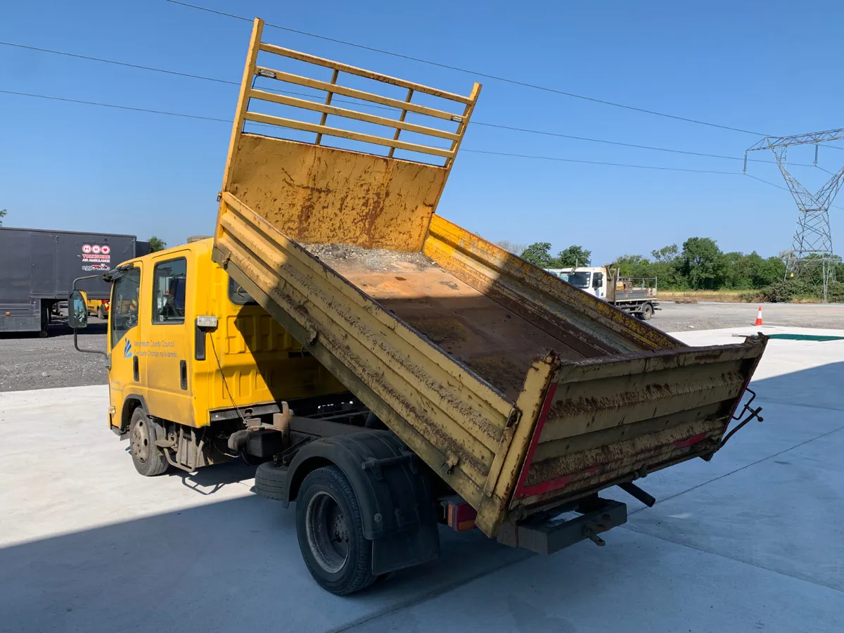 UNRESERVED 2011 ISUZU NPR 3.5T CREW CAB TIPPER - Image 3