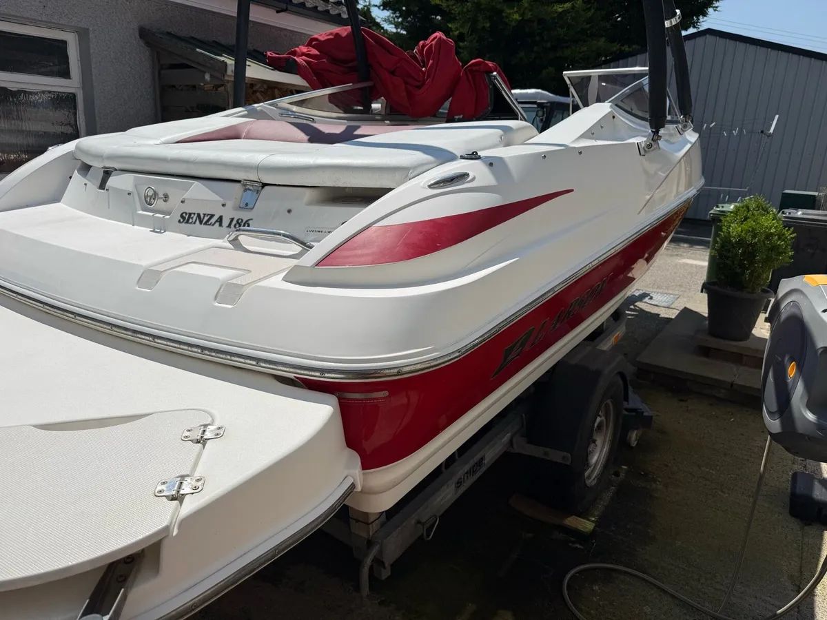 Larson Senza 186 speed boat - Image 3