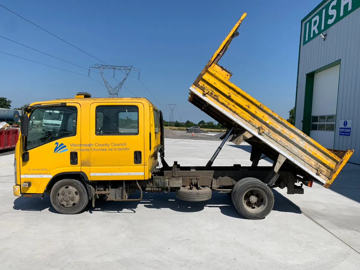 UNRESERVED 2011 ISUZU NPR 3.5T CREW CAB TIPPER - Image 2