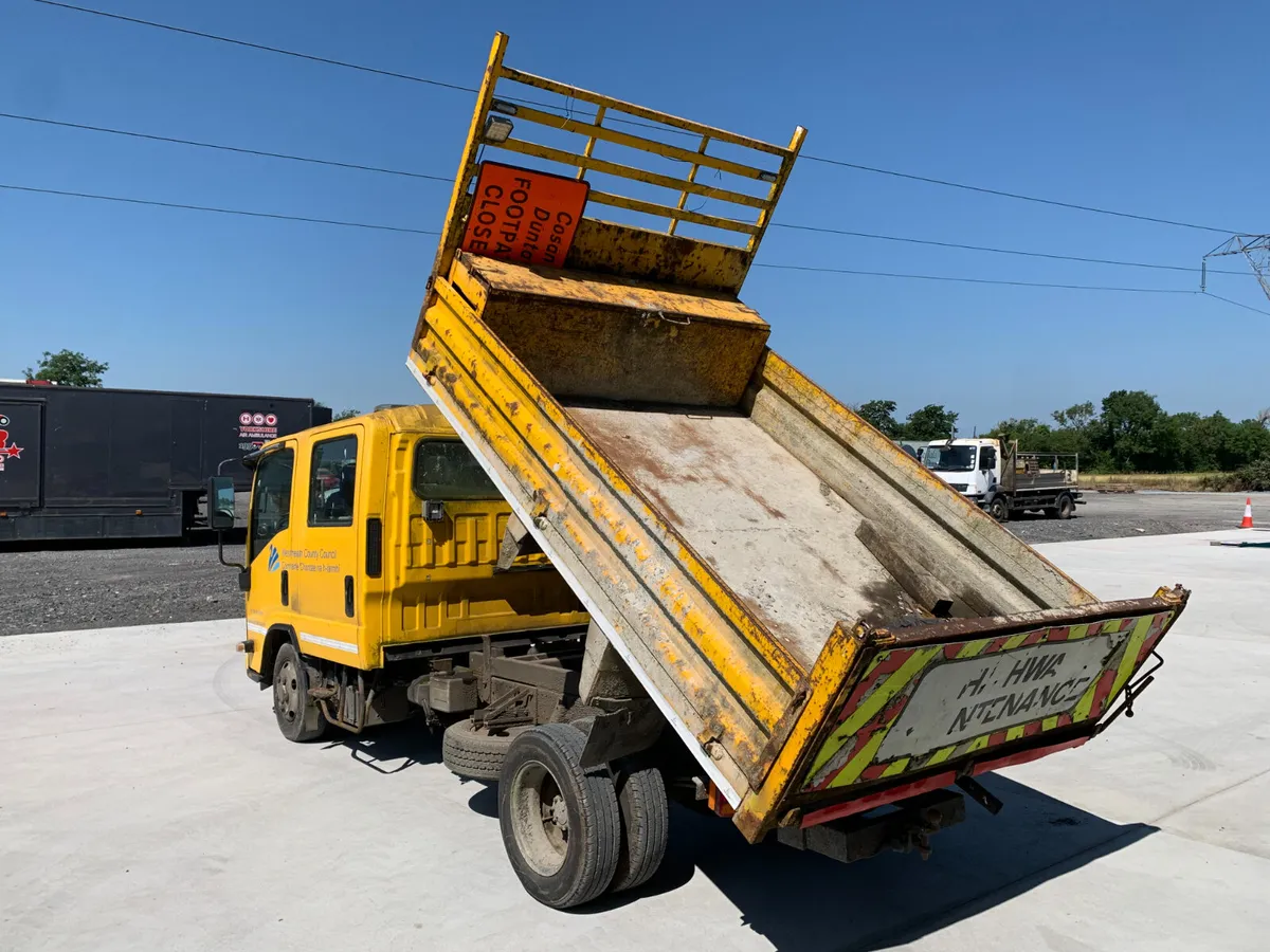 UNRESERVED 2011 ISUZU NPR 3.5T CREW CAB TIPPER - Image 3