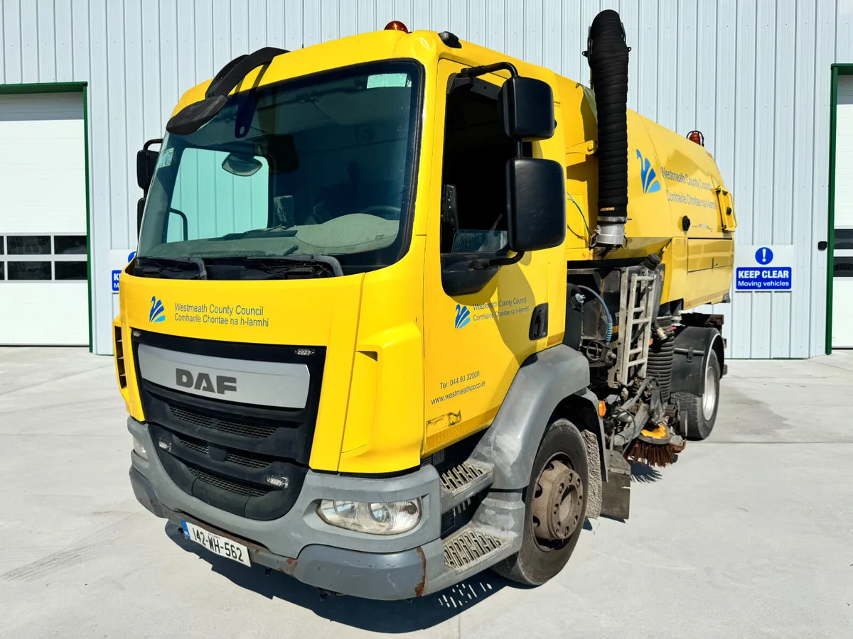 UNRESERVED 2014 DAF LF220 JOHNSTON SWEEPER - Image 1