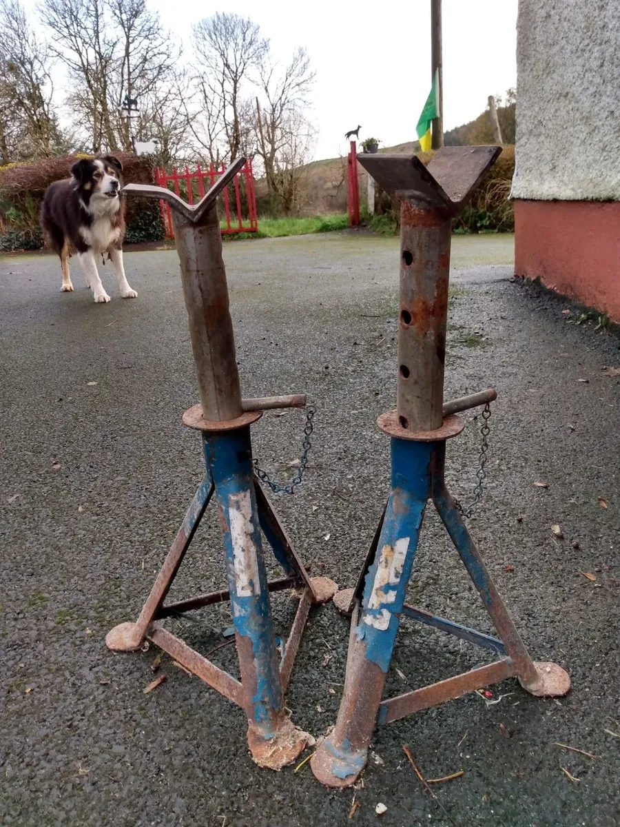 2 heavy duty steel stands