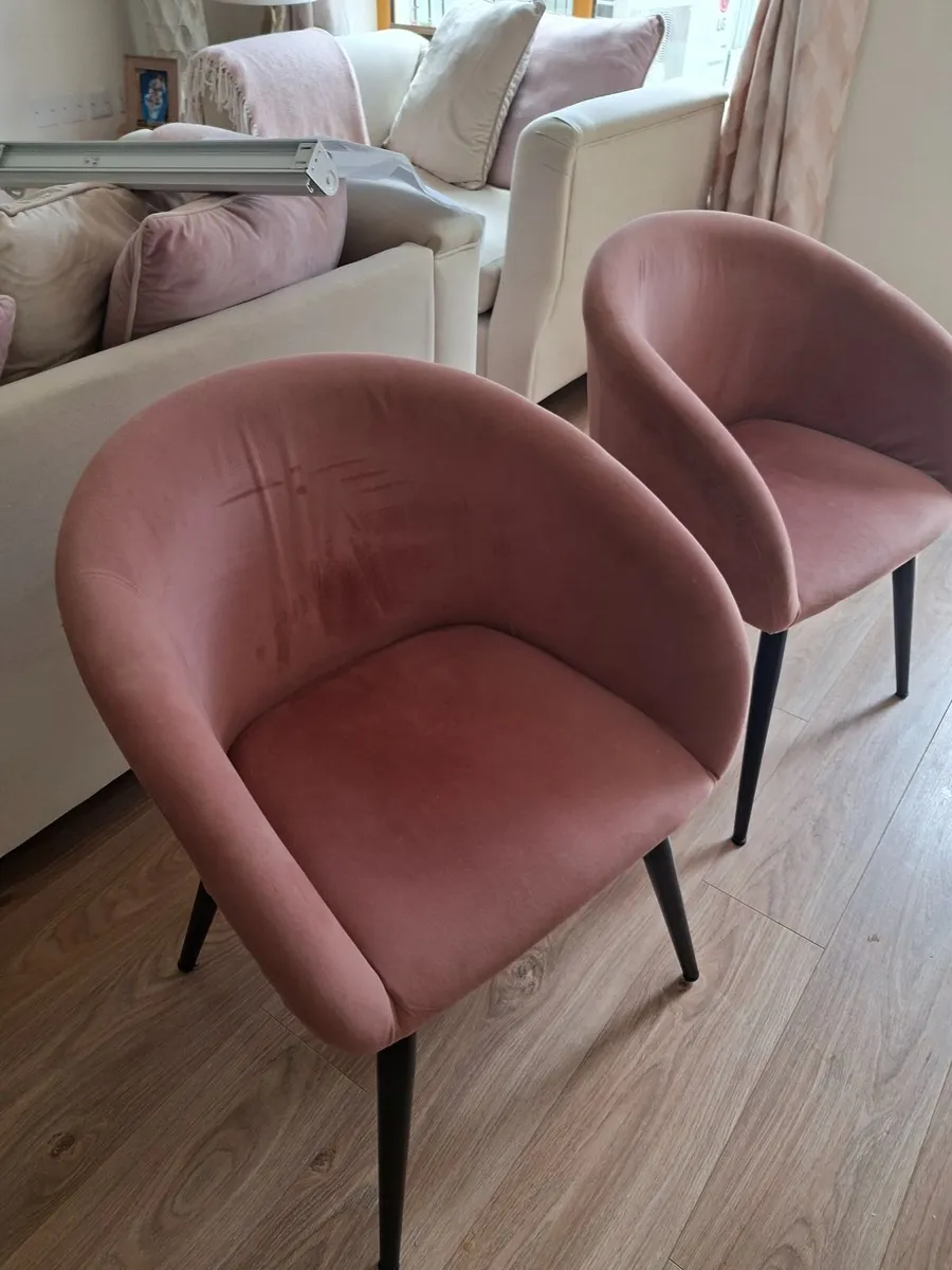 Table and chairs - Image 2