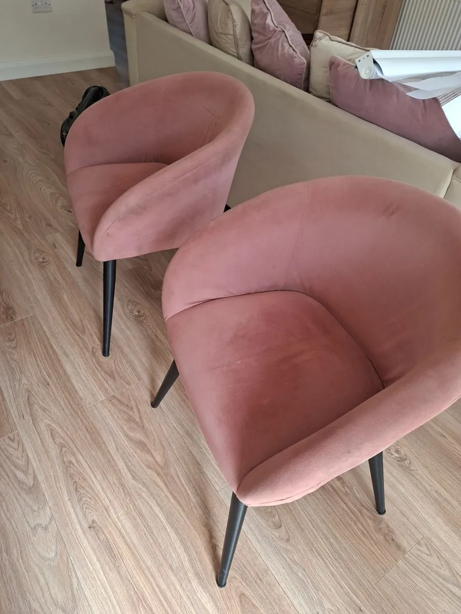 Table and chairs - Image 3