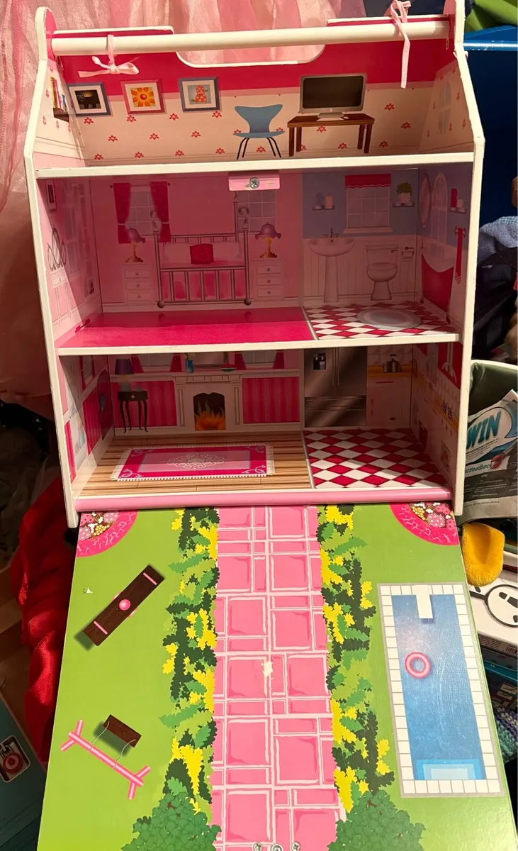 Small dolls/playmobils little house