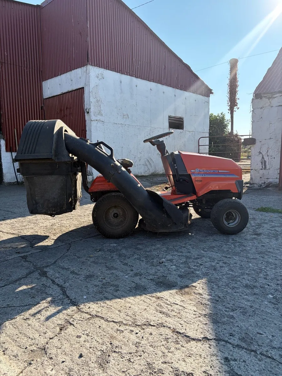 Husqvarna LT 125 Ride on Lawnmower - Image 1