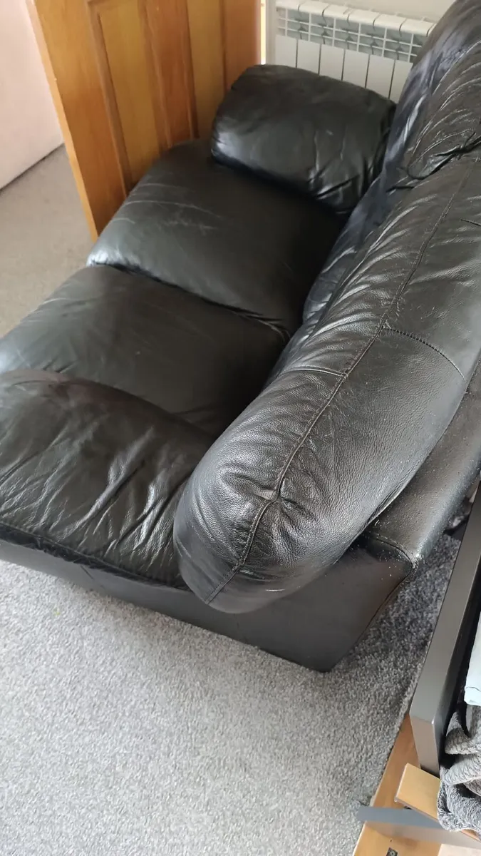 Free two-seater leather sofa - Image 1