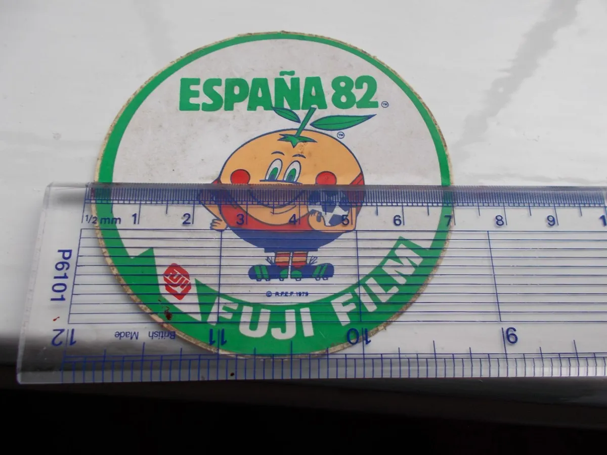 Collectable 1982 World Cup Badges - Image 3