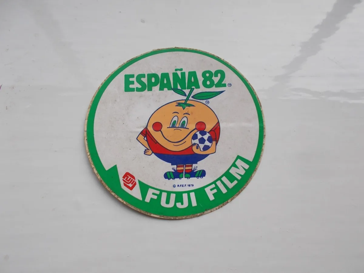 Collectable 1982 World Cup Badges - Image 4