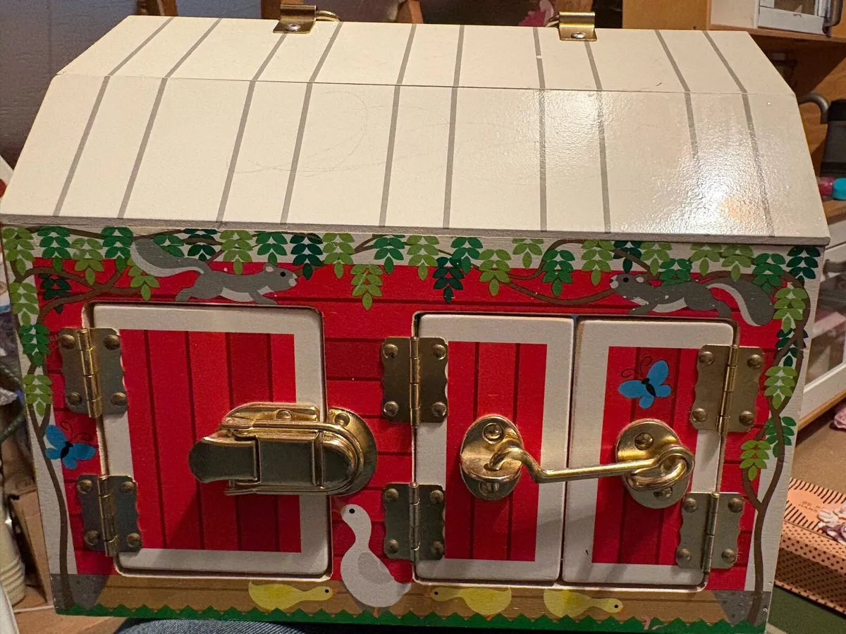 Melissa and Doug wooden barn - Image 2