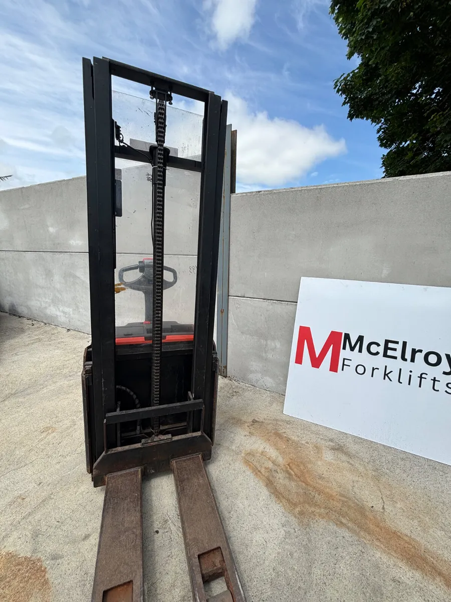 Toyota Electric pallet stacker - Image 4
