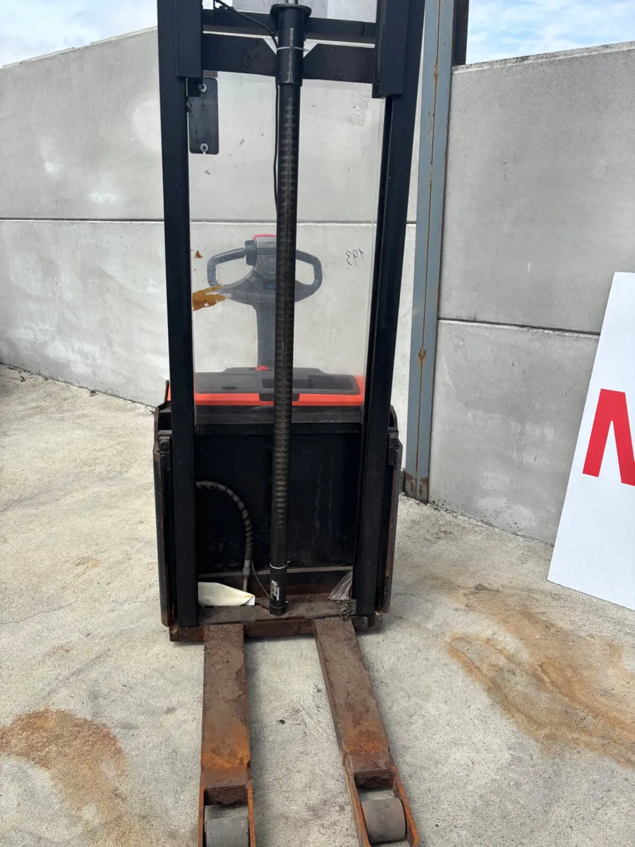 Toyota Electric pallet stacker - Image 2