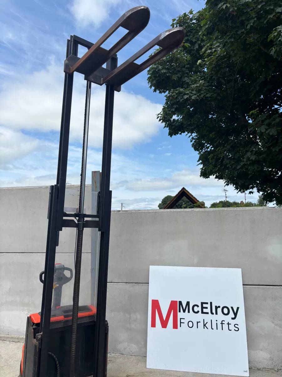 Toyota Electric pallet stacker - Image 3