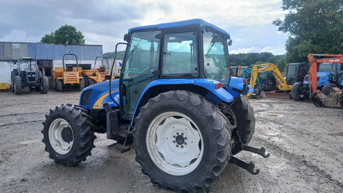 2005 New Holland TL100A - Image 2