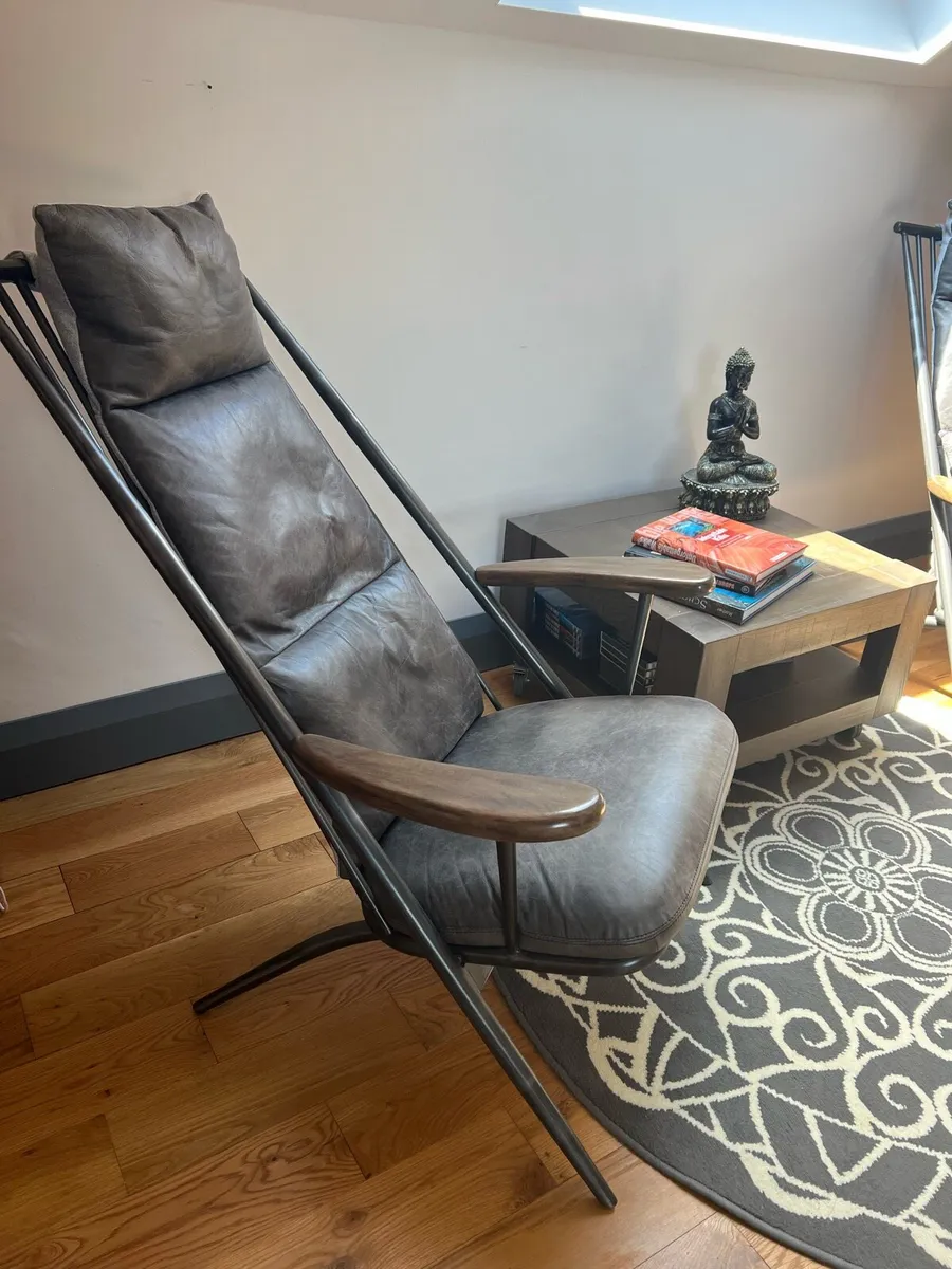 Studio chairs - Image 1
