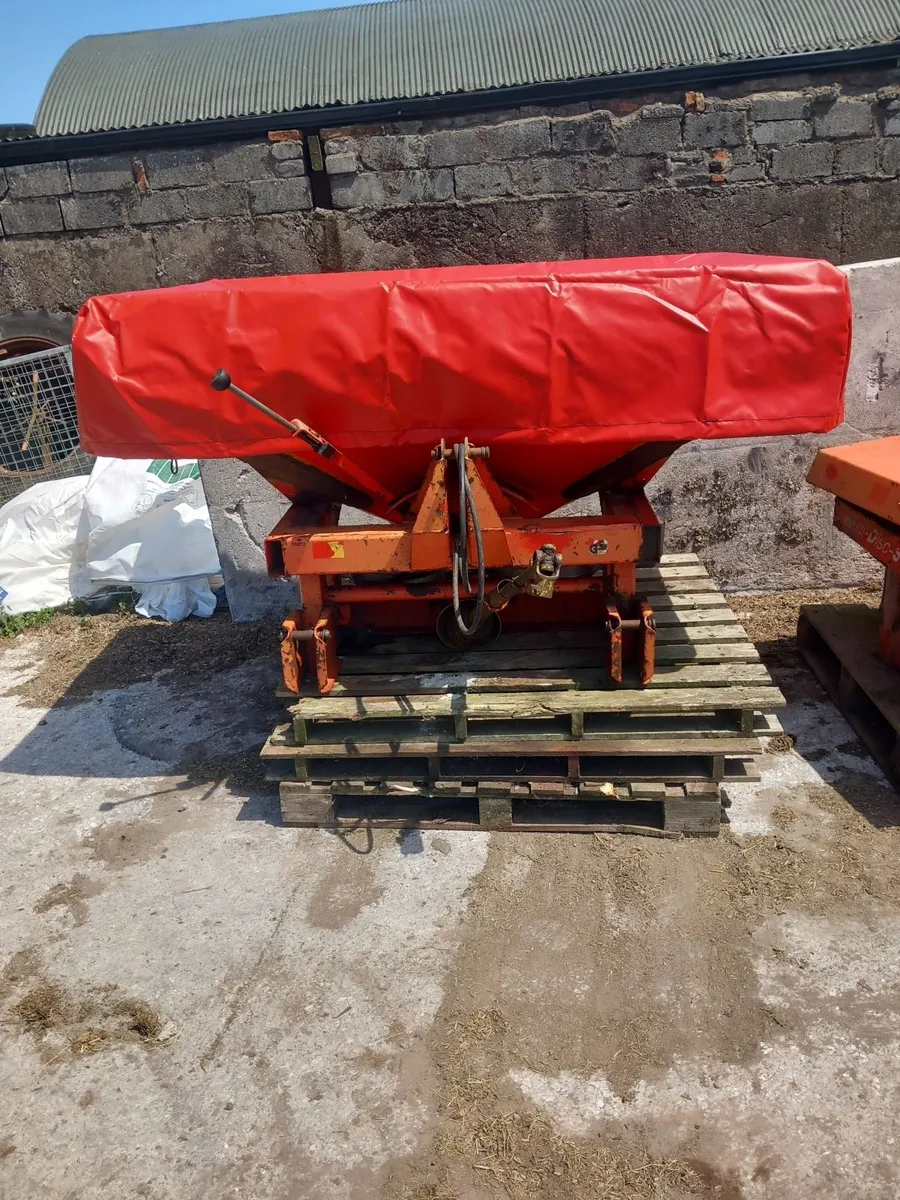 Fertilizer spreader - Image 1