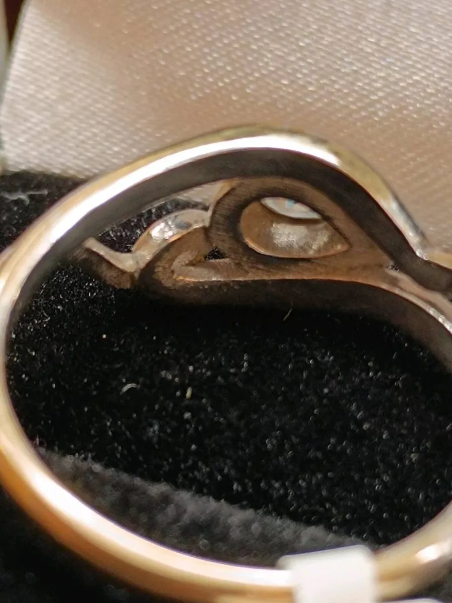 18k Gold Drop Shaped Diamond Ring, Contemporary - Image 3