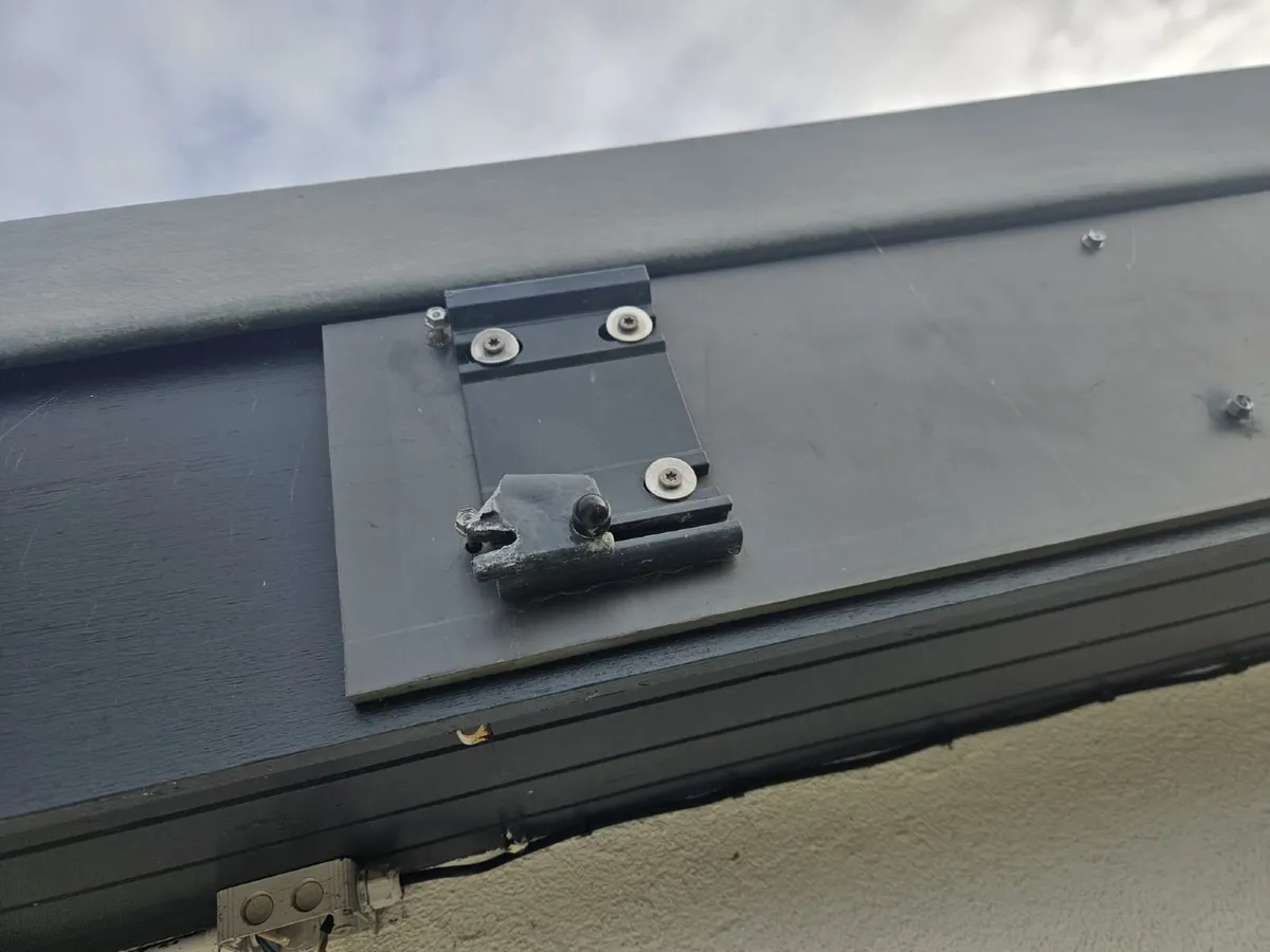 Motorised Awning 4.6M x 3M - needs some repair - Image 3