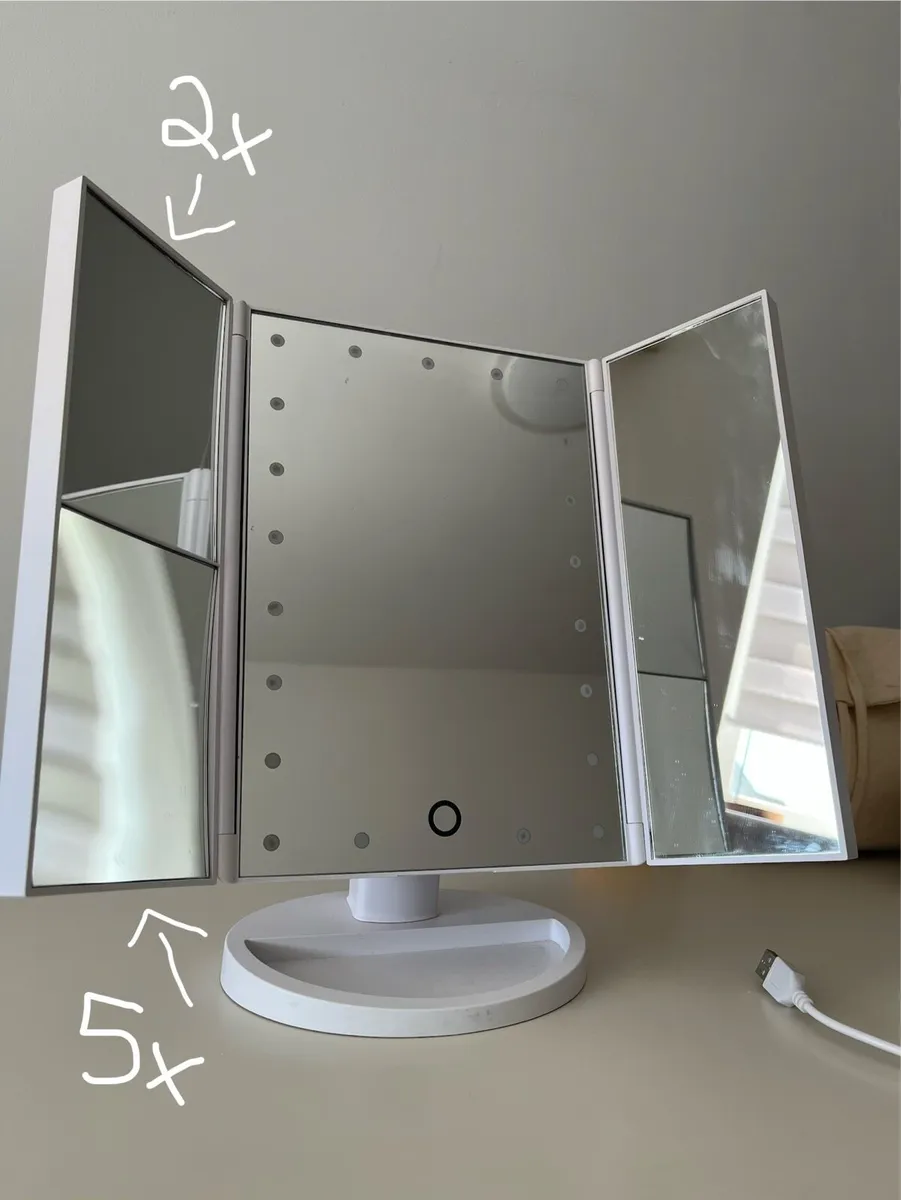 Trifold LED Cosmetic Makeup Mirror - Image 3