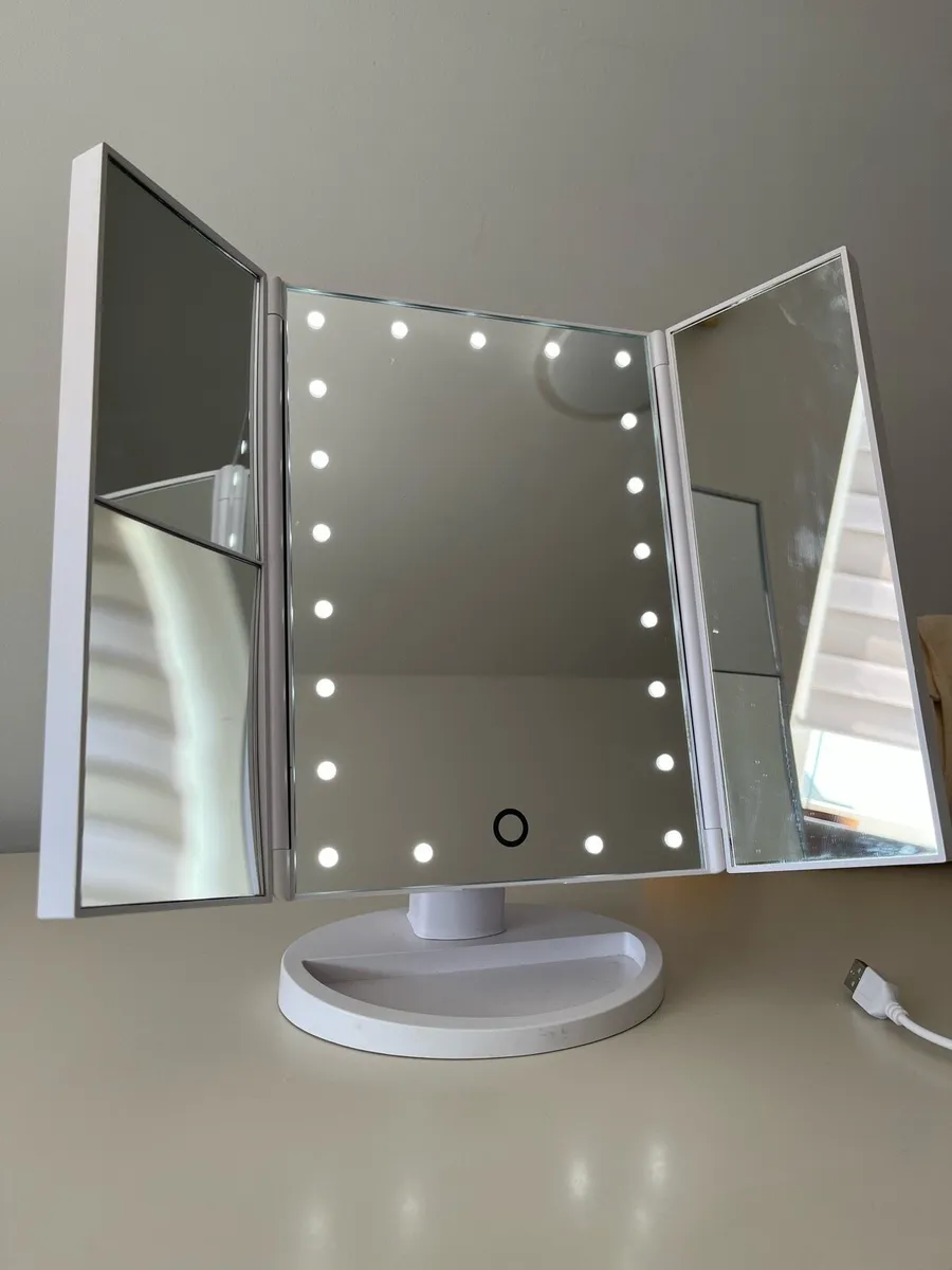 Trifold LED Cosmetic Makeup Mirror - Image 4