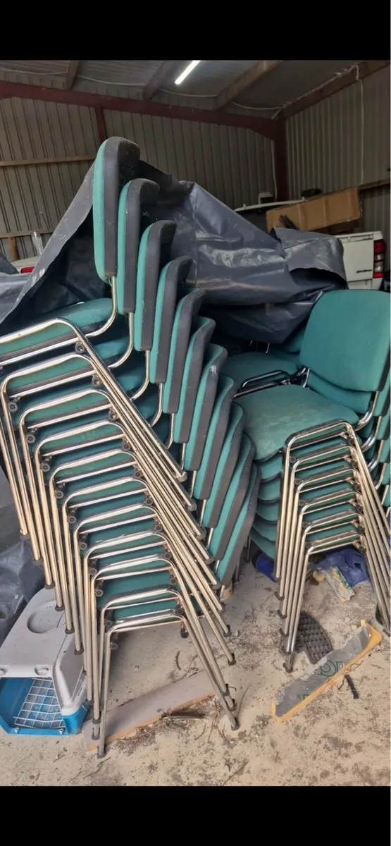 64 chairs and 7 tables - Image 4