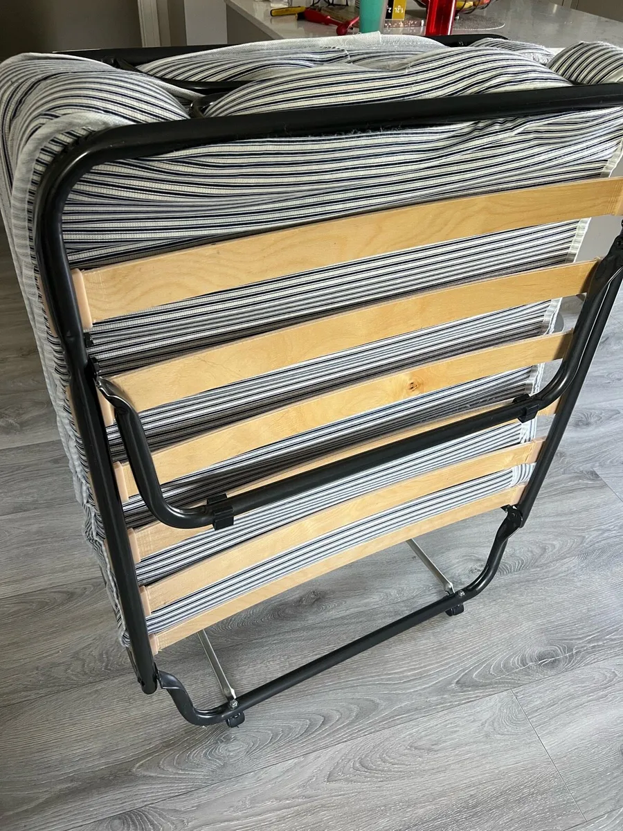 Single bed - Image 1