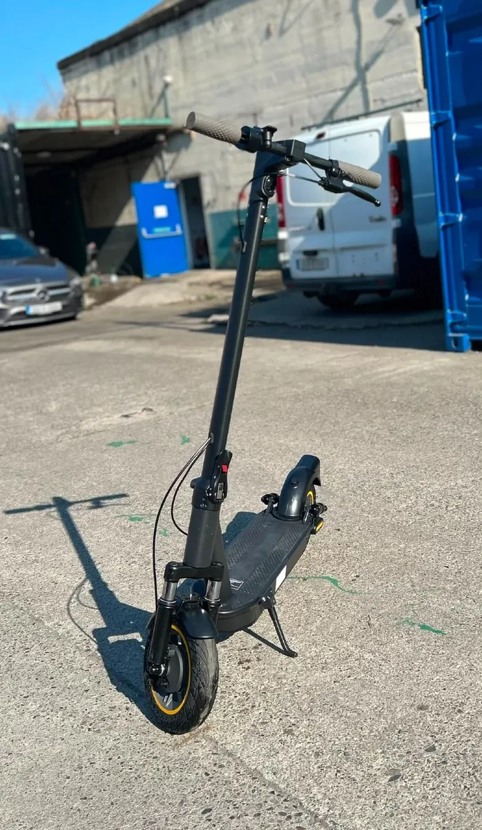 AOVOPRO ESMAX Electric Scooter - Image 1