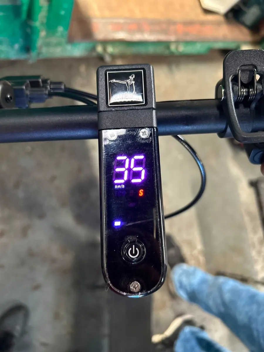 AOVOPRO ESMAX Electric Scooter - Image 4