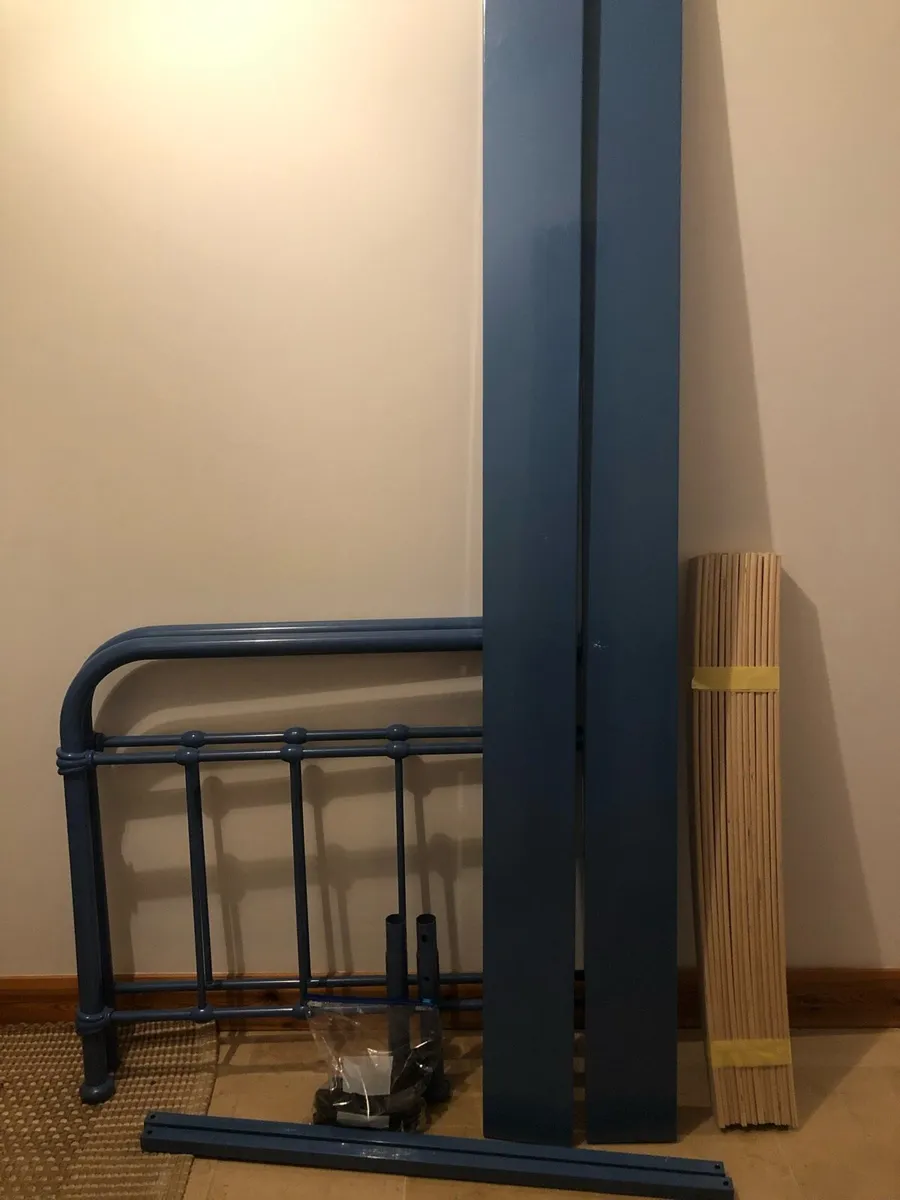 Single metal blue bed frame - Image 1