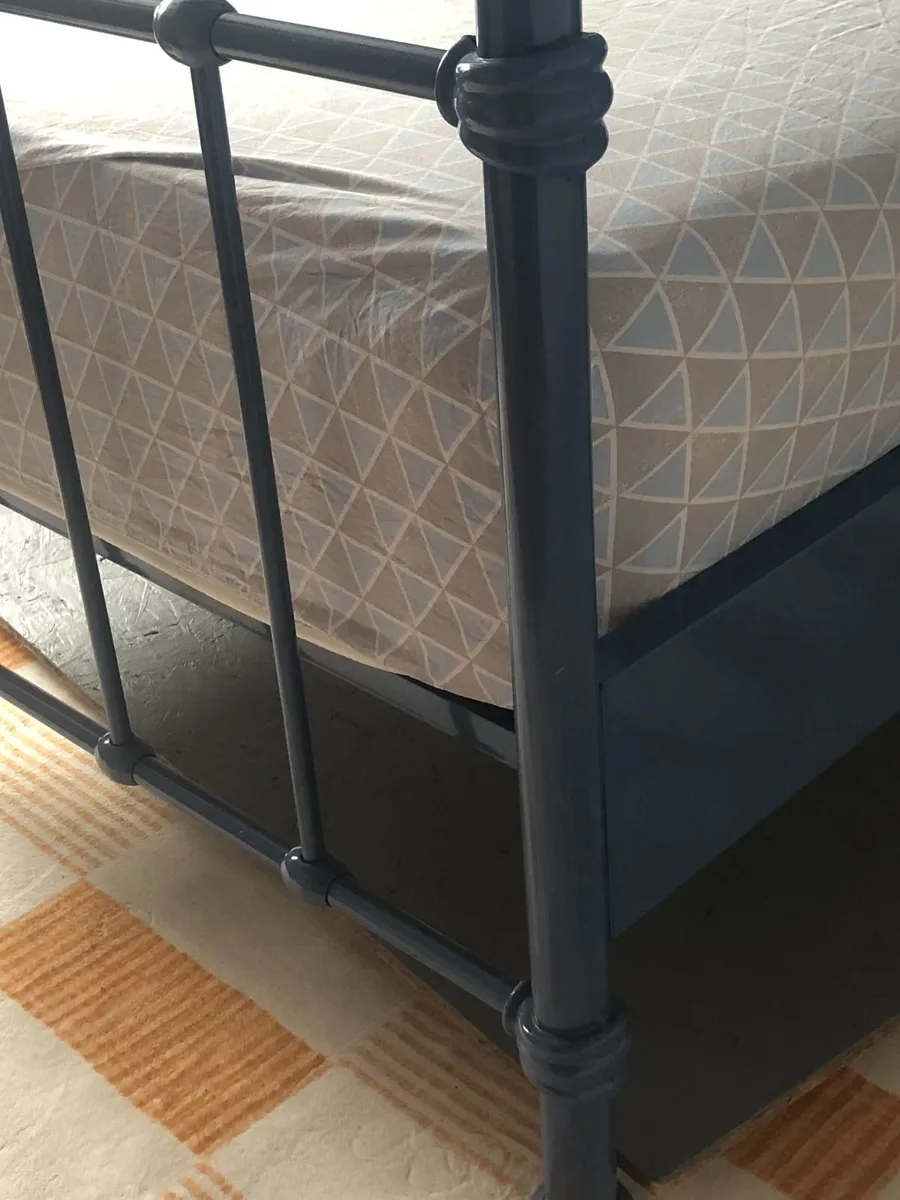 Single metal blue bed frame - Image 2