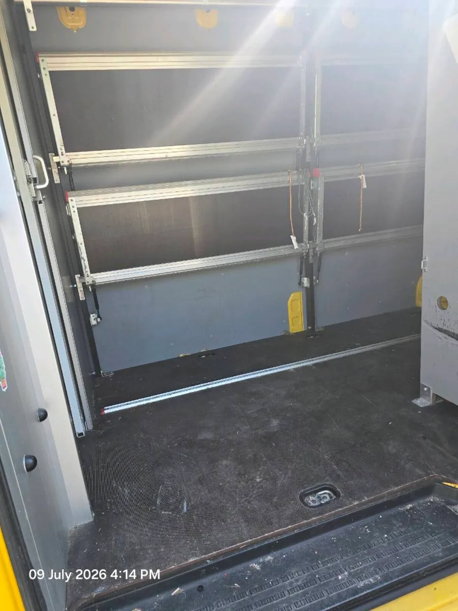 van - Image 4