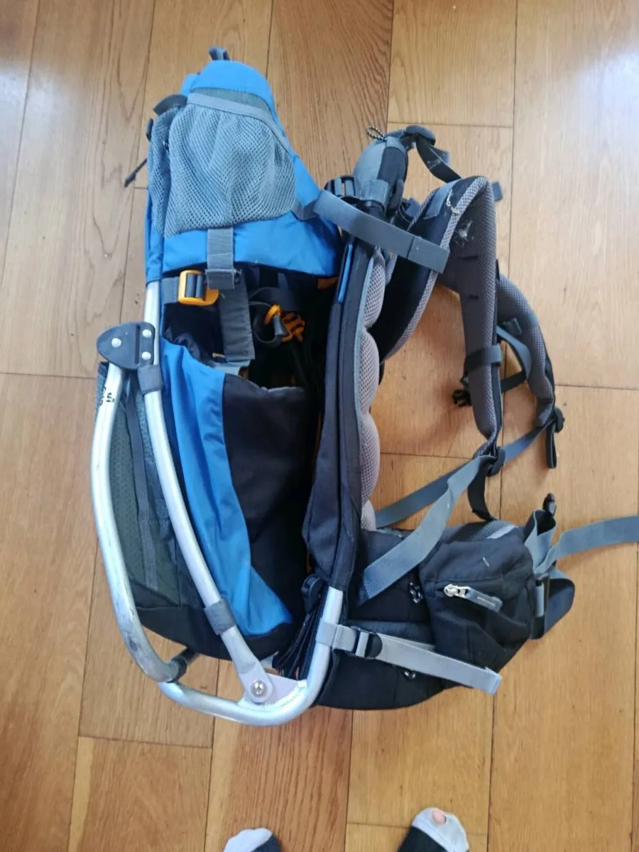This is a Deuter Kid Comfort II child carrier back - Image 4