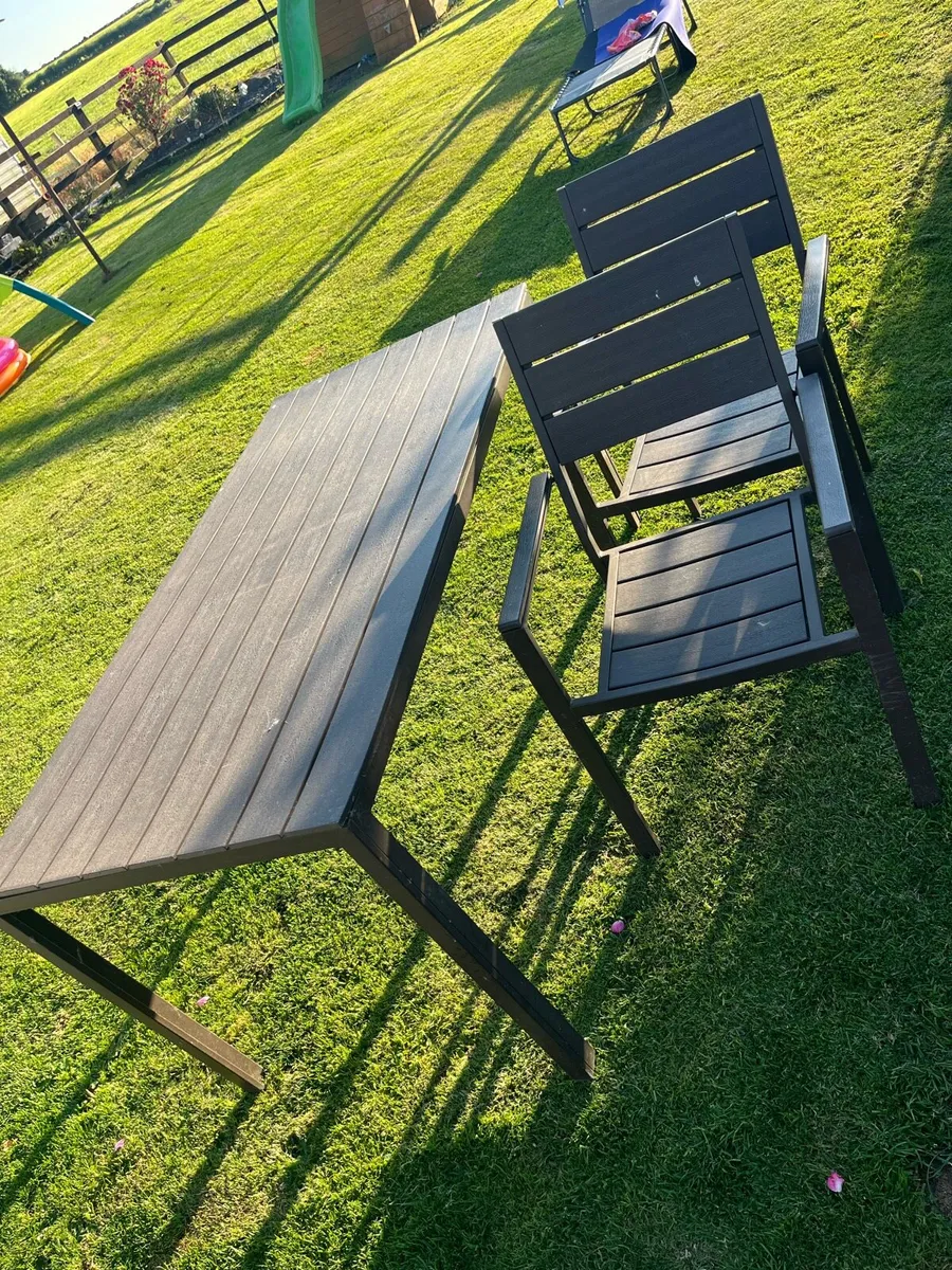 Garden table and 6 chairs - Image 1