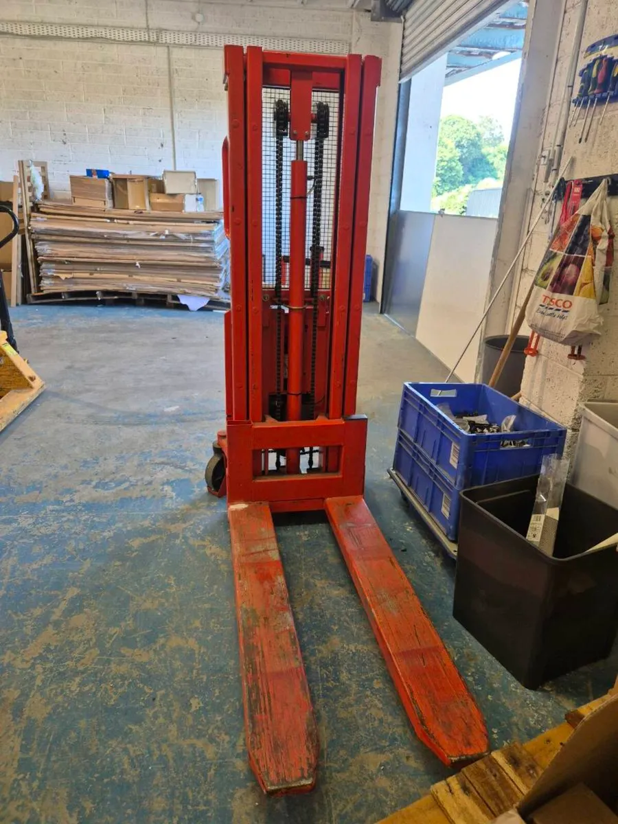 Pallet stacker - Image 1
