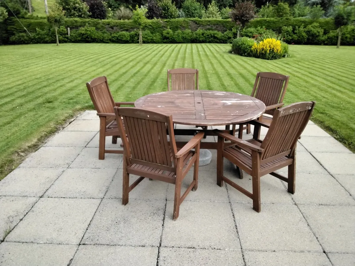 Wooden garden table and 6 chairs - Image 1