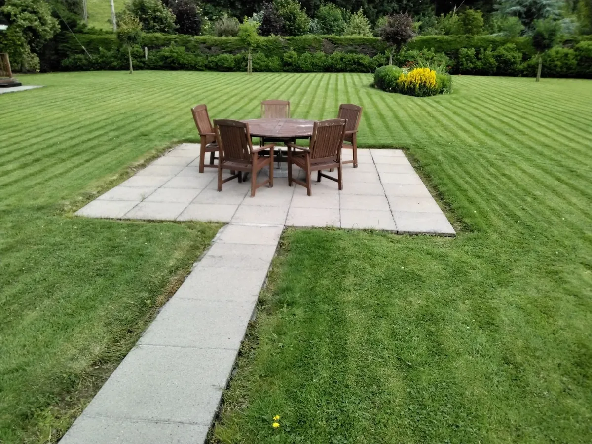 Wooden garden table and 6 chairs - Image 2