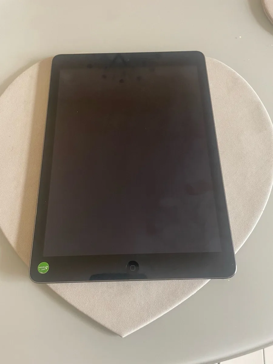 iPad Air in very good condition - Image 1