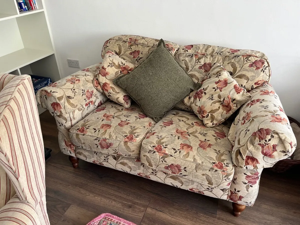2 seater couch & 2 armchairs - Image 1
