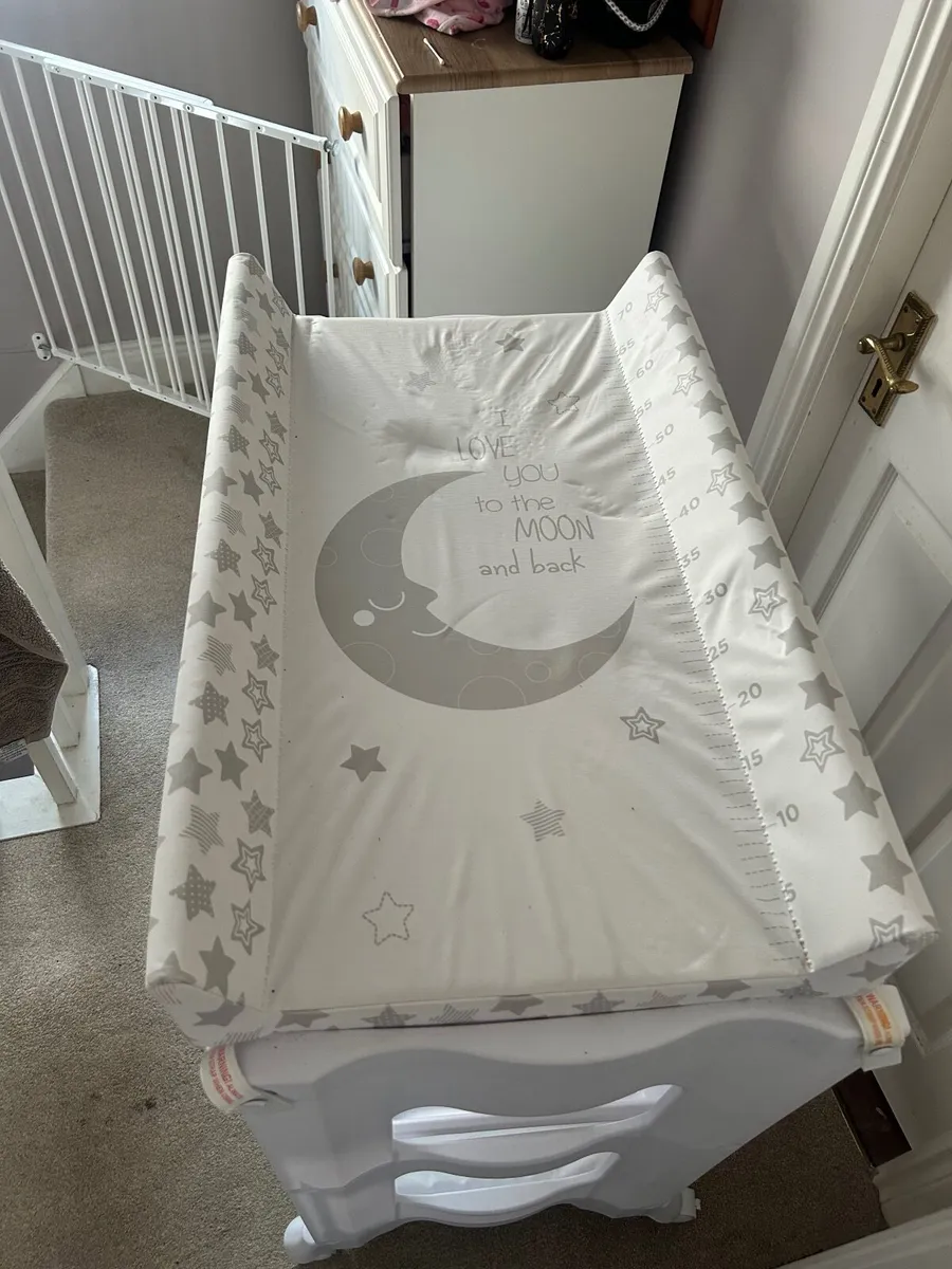 Baby changing table - Image 1