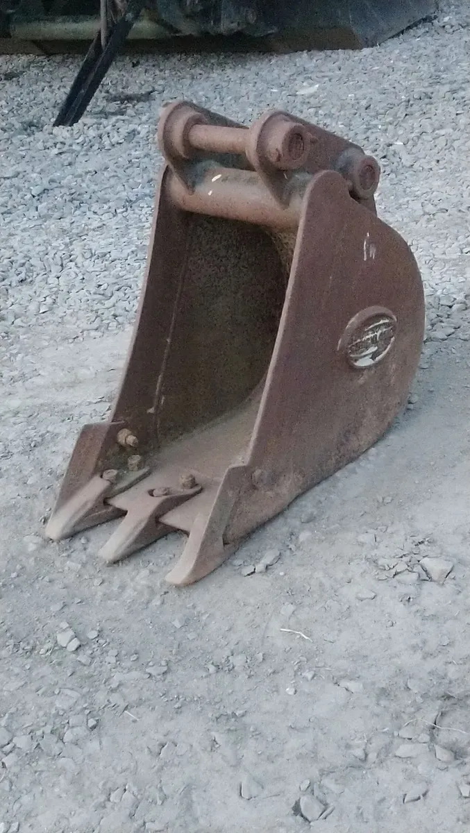TAKEUCHI CASE 3 TON DIGGER BUCKET - Image 1