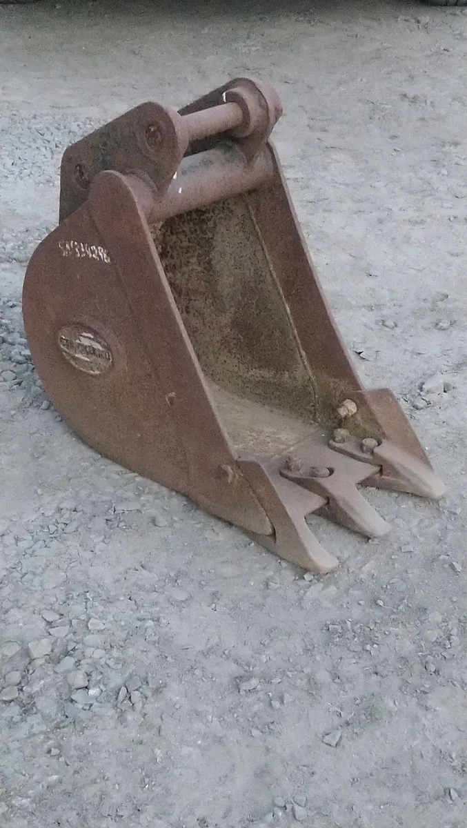 TAKEUCHI CASE 3 TON DIGGER BUCKET - Image 2
