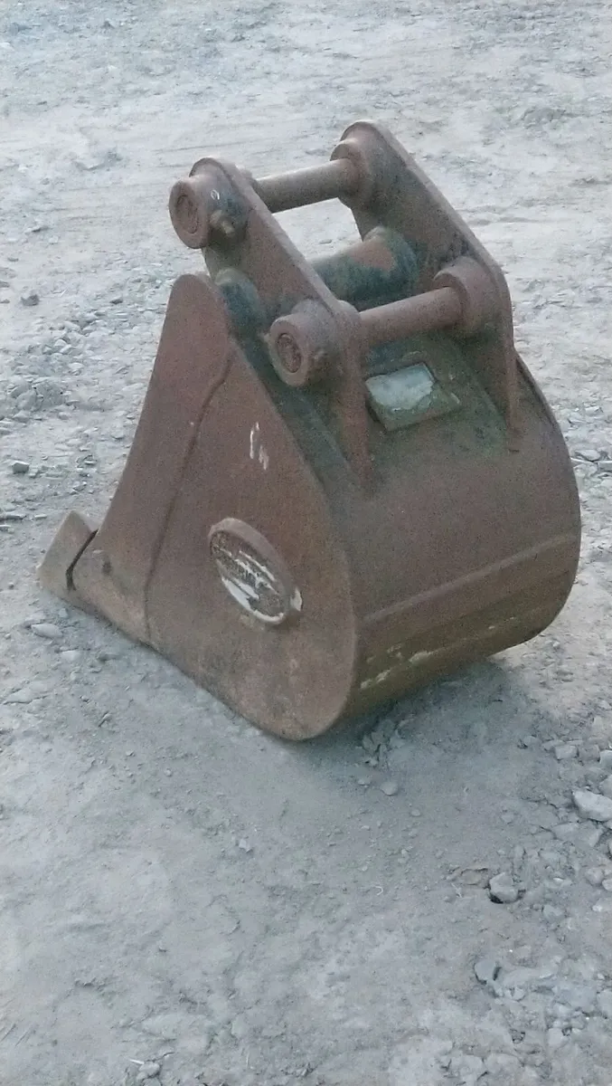 TAKEUCHI CASE 3 TON DIGGER BUCKET - Image 3