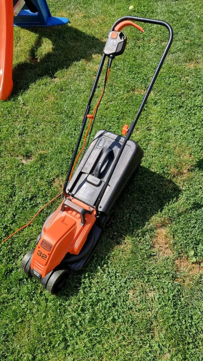 Black & Decker Electric Lawnmower 32cm 1200w - Image 2