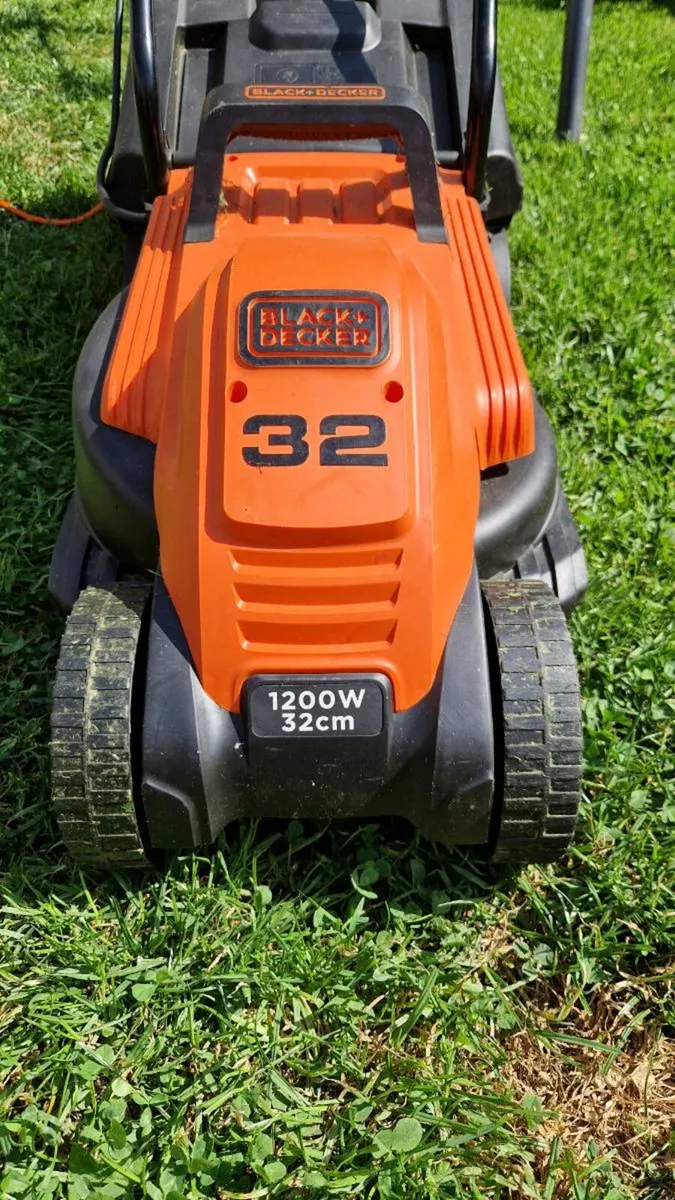 Black & Decker Electric Lawnmower 32cm 1200w - Image 1