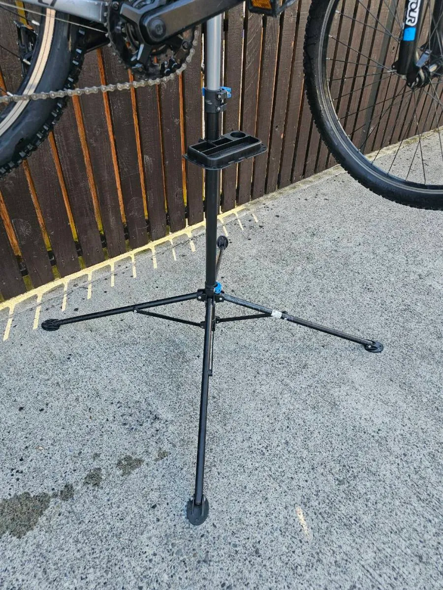 Bike and service stand - Image 3