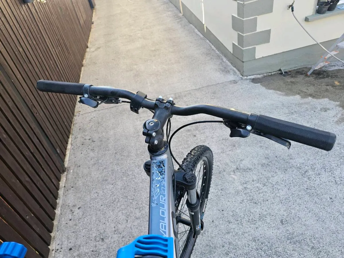Bike and service stand - Image 4
