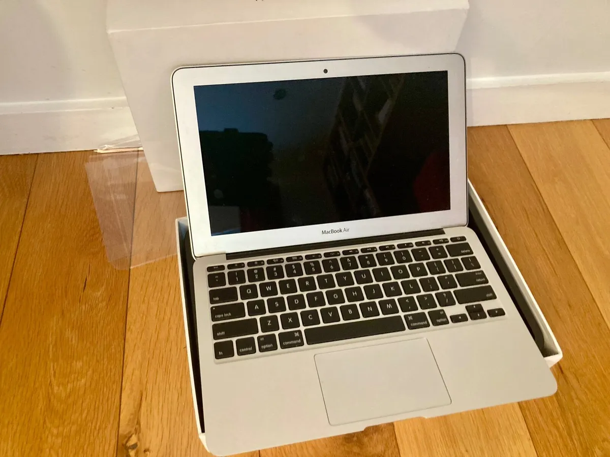 Macbook Air 11" 2014 model - Image 1