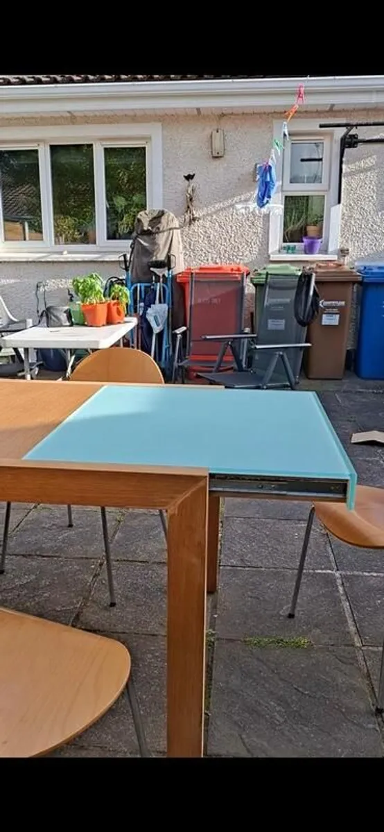 Table and 6 chairs - Image 1