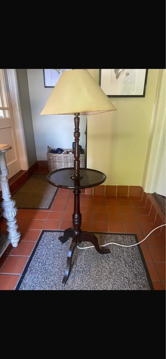 Gorgeous lamp table
