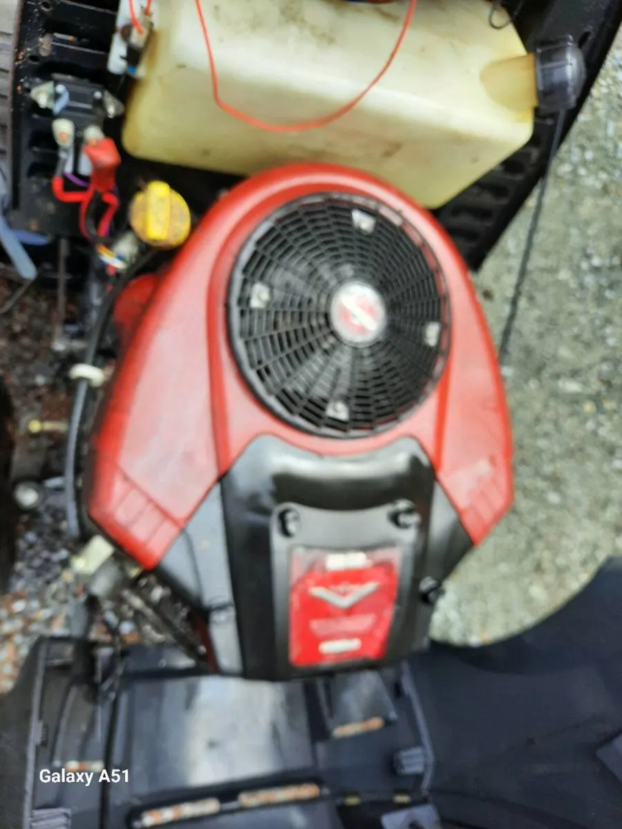Castlegarden ride on mower - Image 4